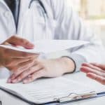 Plenul Camerei Deputaților votând proiectul de lege PL-x 147/2026 privind plata primei zile de concediu medical pentru pacienții cronici.