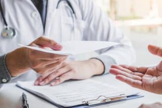 Plenul Camerei Deputaților votând proiectul de lege PL-x 147/2026 privind plata primei zile de concediu medical pentru pacienții cronici.