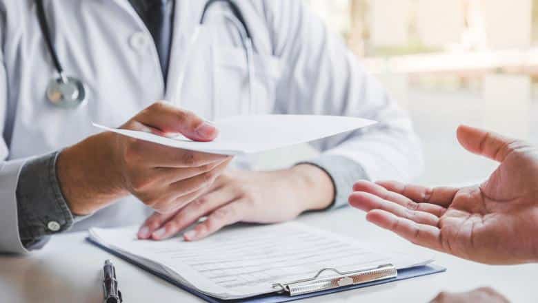 Plenul Camerei Deputaților votând proiectul de lege PL-x 147/2026 privind plata primei zile de concediu medical pentru pacienții cronici.