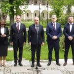 Premierul Ilie Bolojan oferind declarații de presă după întâlnirea cu președintele Nicușor Dan, confirmând menținerea mandatului de premier.