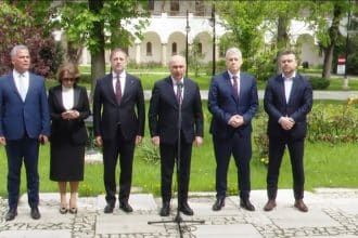 Premierul Ilie Bolojan oferind declarații de presă după întâlnirea cu președintele Nicușor Dan, confirmând menținerea mandatului de premier.