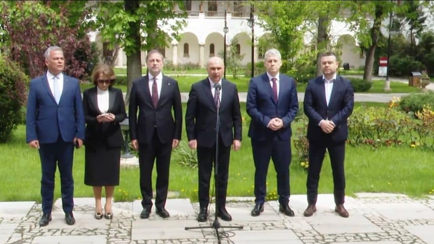 Premierul Ilie Bolojan oferind declarații de presă după întâlnirea cu președintele Nicușor Dan, confirmând menținerea mandatului de premier.