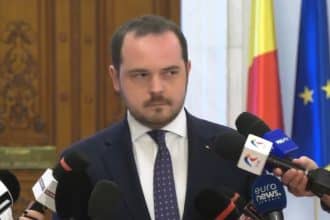 Ministrul Alexandru Rogobete anunțând demisia sa și ieșirea PSD de la guvernare în aprilie 2026.