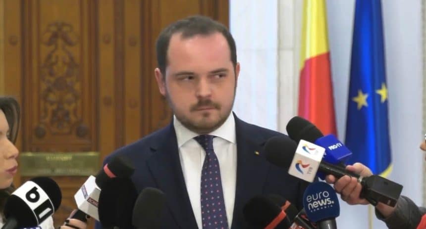 Ministrul Alexandru Rogobete anunțând demisia sa și ieșirea PSD de la guvernare în aprilie 2026.