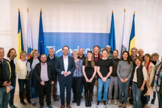 Primarul Dominic Fritz primind delegația Bildungswerk Sachsen la Primăria Timișoara pentru discuții despre patrimoniul multicultural.