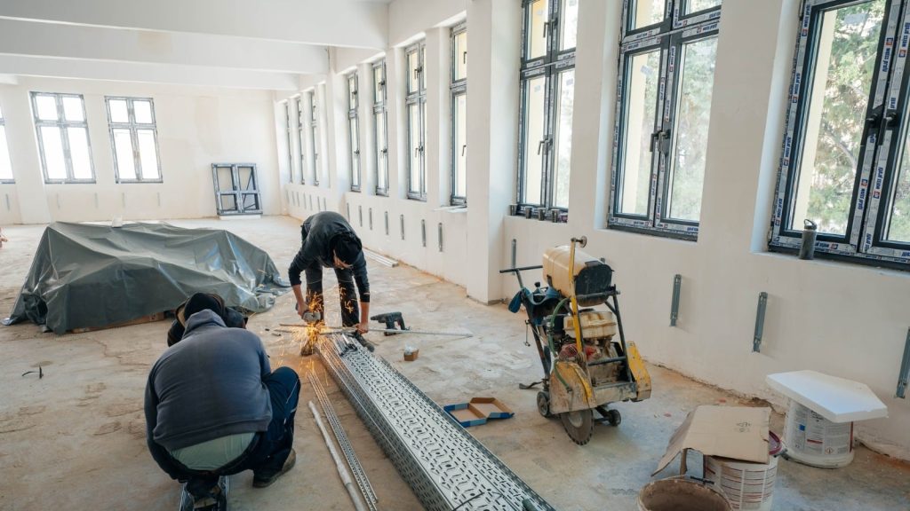 Primarul Dominic Fritz inspectând lucrările de modernizare finanțate prin PNRR la campusul Colegiului Tehnic Henri Coandă din Timișoara.