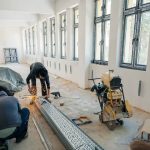 Primarul Dominic Fritz inspectând lucrările de modernizare finanțate prin PNRR la campusul Colegiului Tehnic Henri Coandă din Timișoara.