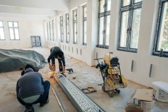 Primarul Dominic Fritz inspectând lucrările de modernizare finanțate prin PNRR la campusul Colegiului Tehnic Henri Coandă din Timișoara.