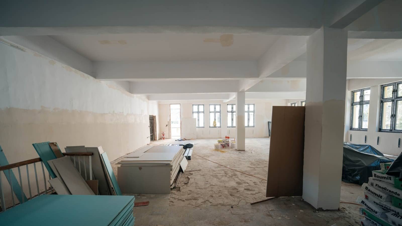 Primarul Dominic Fritz inspectând lucrările de modernizare finanțate prin PNRR la campusul Colegiului Tehnic Henri Coandă din Timișoara.