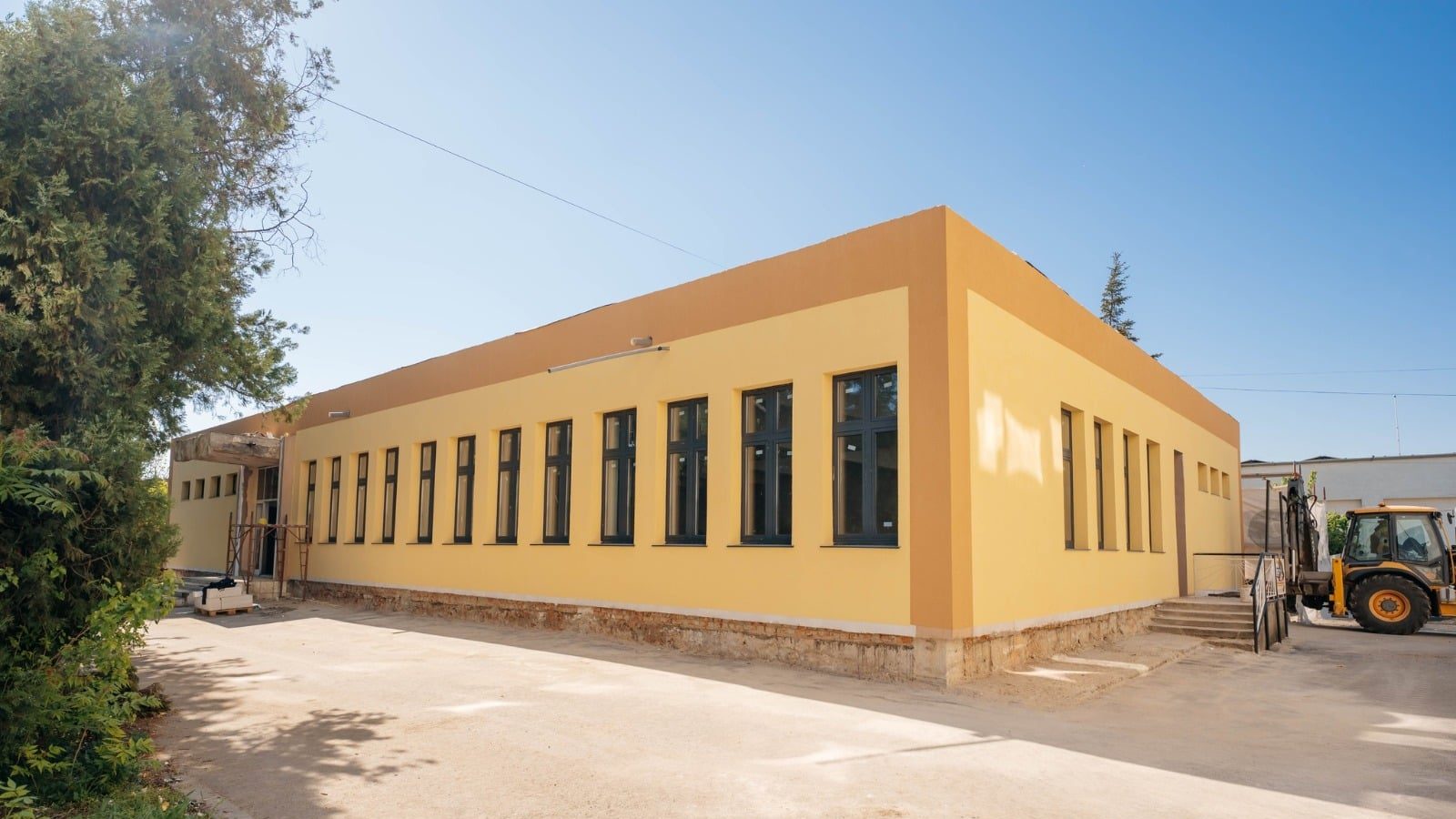 Primarul Dominic Fritz inspectând lucrările de modernizare finanțate prin PNRR la campusul Colegiului Tehnic Henri Coandă din Timișoara.