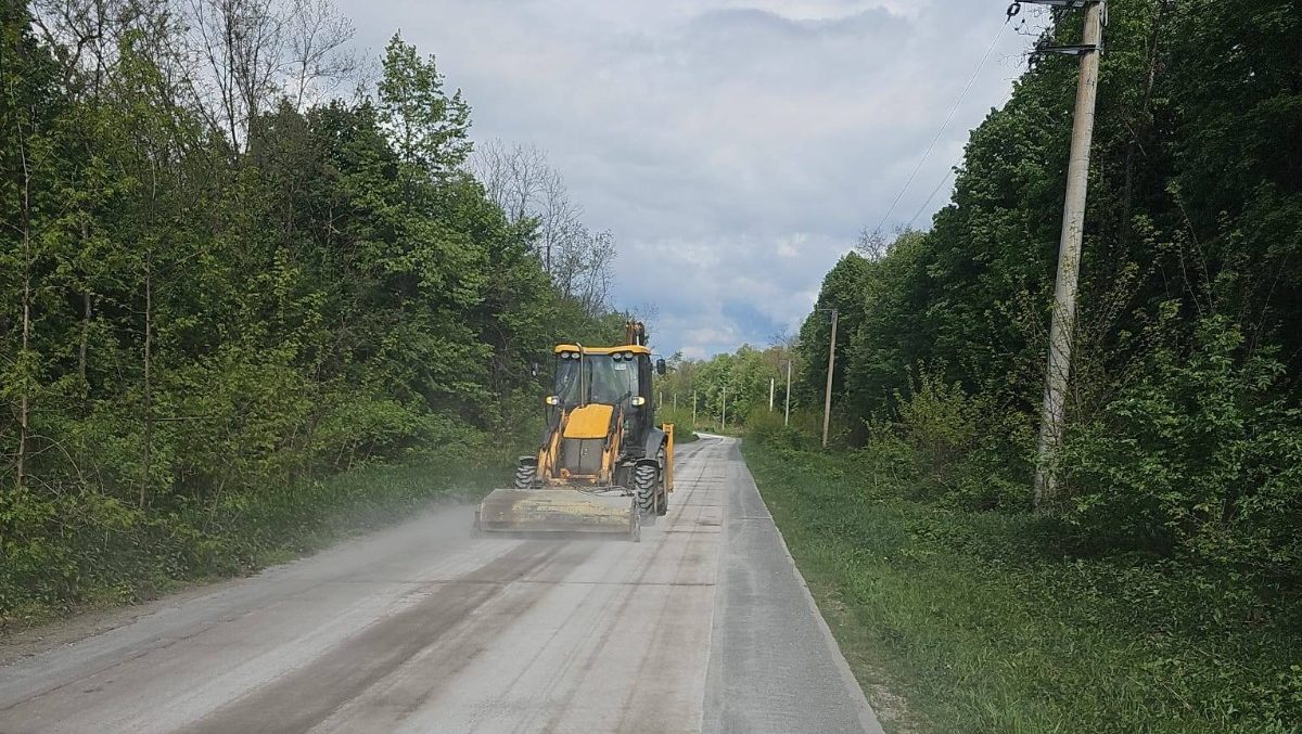 Utilaje de asfaltare pe sectorul de drum de 9 kilometri dintre Făget și județul Arad, în direcția Săvârșin.