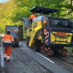 Utilaje de asfaltare pe sectorul de drum de 9 kilometri dintre Făget și județul Arad, în direcția Săvârșin.