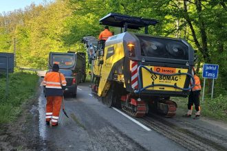 Utilaje de asfaltare pe sectorul de drum de 9 kilometri dintre Făget și județul Arad, în direcția Săvârșin.