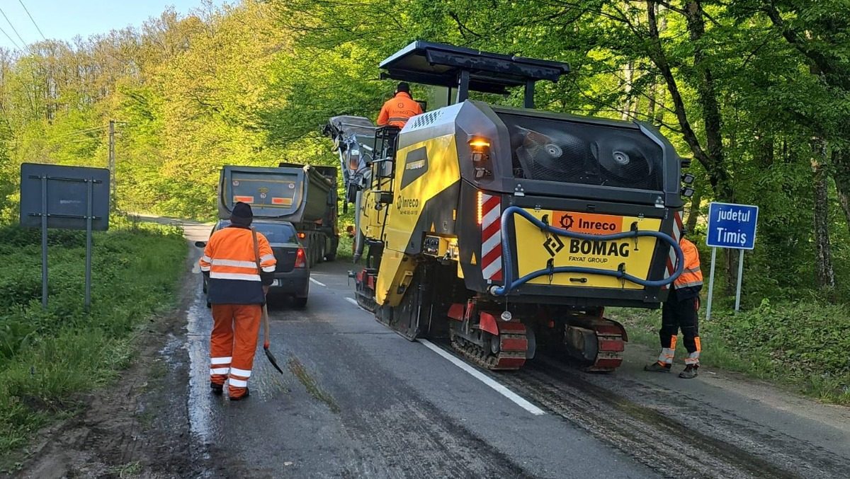 Utilaje de asfaltare pe sectorul de drum de 9 kilometri dintre Făget și județul Arad, în direcția Săvârșin.