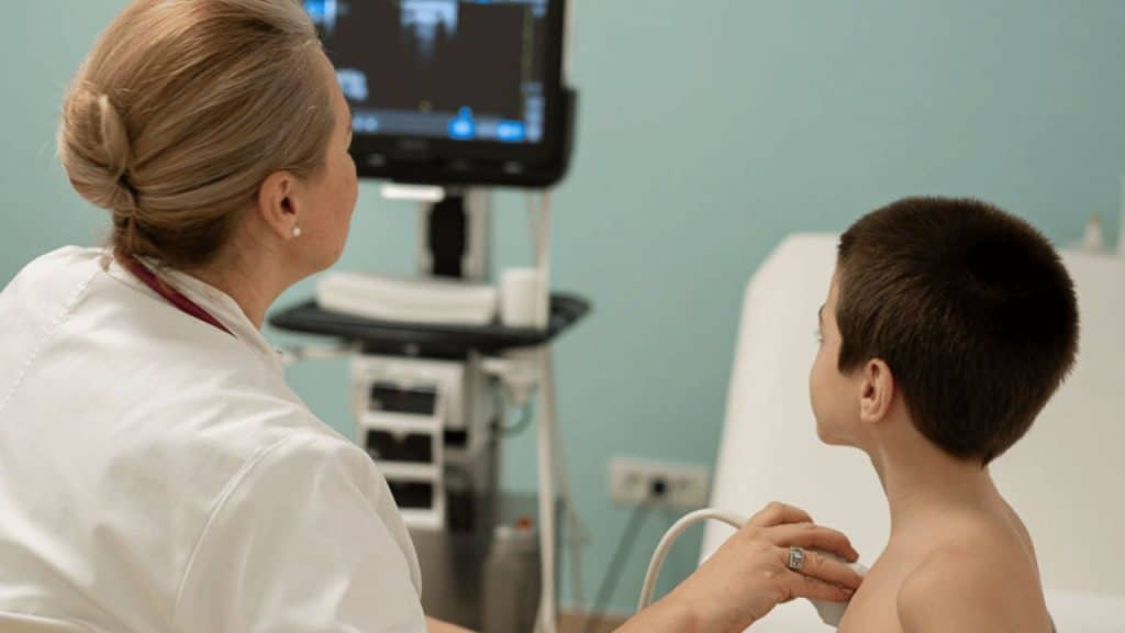 Medic pediatru examinând un copil cu dificultăți respiratorii la Clinica II Bega din Timișoara în timpul sezonului de polen.