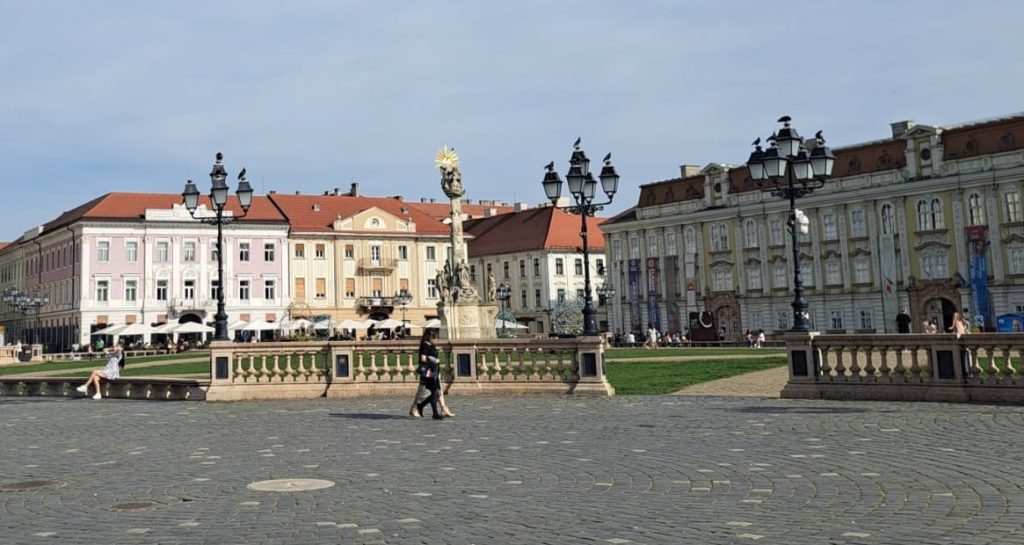 Reprezentanți ai Primăriei Timișoara și Universității Politehnica discutând despre conceptul de Laborator Urban pentru testarea soluțiilor digitale.