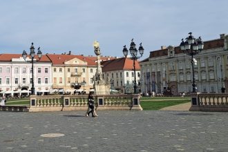 Reprezentanți ai Primăriei Timișoara și Universității Politehnica discutând despre conceptul de Laborator Urban pentru testarea soluțiilor digitale.