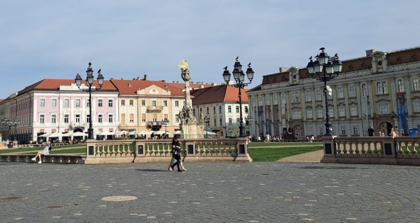 Reprezentanți ai Primăriei Timișoara și Universității Politehnica discutând despre conceptul de Laborator Urban pentru testarea soluțiilor digitale.