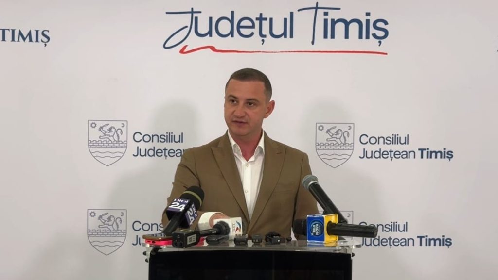 Președintele CJ Timiș, Alfred Simonis, explicând procesul de restructurare a celor 523 de posturi și eficientizarea costurilor.