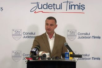 Președintele CJ Timiș, Alfred Simonis, explicând procesul de restructurare a celor 523 de posturi și eficientizarea costurilor.