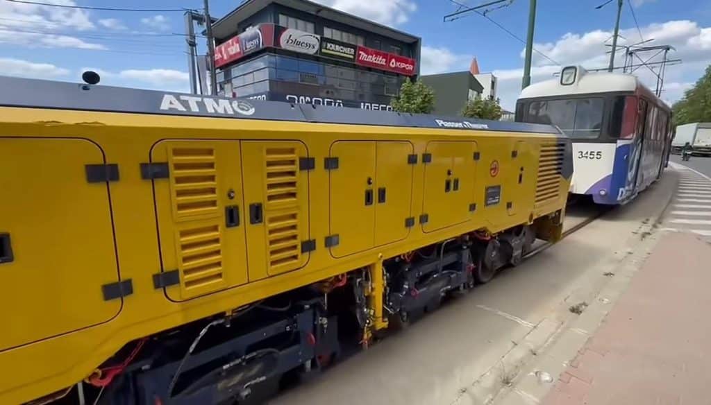 Utilaj special de șlefuire și netezire a liniilor de tramvai testat pe bulevardele din Timișoara pentru reducerea vibrațiilor.