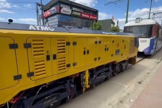 Utilaj special de șlefuire și netezire a liniilor de tramvai testat pe bulevardele din Timișoara pentru reducerea vibrațiilor.