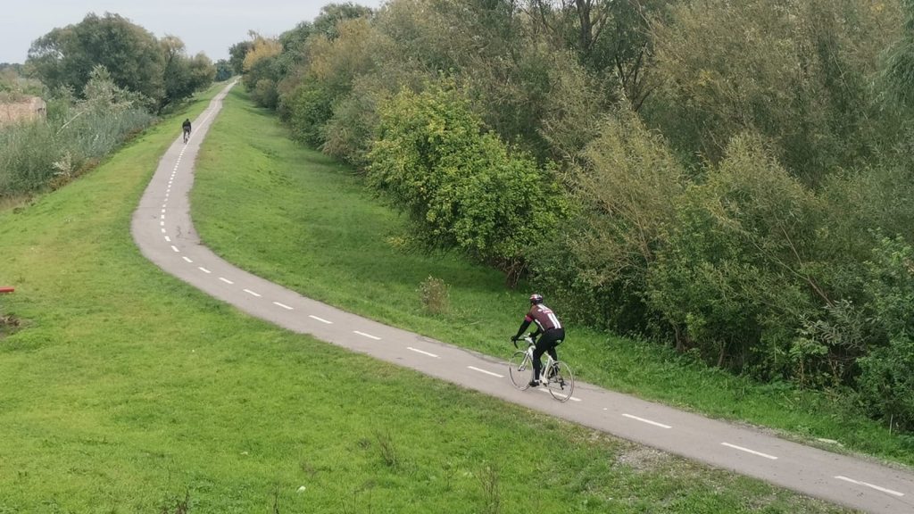 Bicicliști traversând punctul de frontieră de pe malul Begăi între România și Serbia în weekendul 25-26 aprilie.