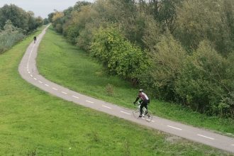 Bicicliști traversând punctul de frontieră de pe malul Begăi între România și Serbia în weekendul 25-26 aprilie.