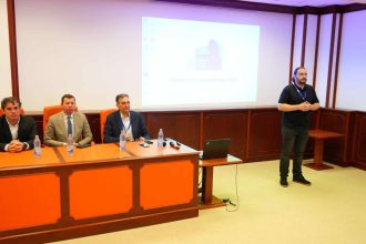Echipe internaționale de studenți analizând managementul traficului și logistica urbană la Universitatea Politehnica Timișoara.