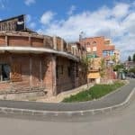 Trotuarul de pe strada Barbu Iscovescu din Timișoara, eliberat după demolarea construcțiilor ilegale ale restaurantului Dinar.
