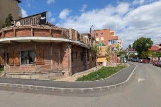 Trotuarul de pe strada Barbu Iscovescu din Timișoara, eliberat după demolarea construcțiilor ilegale ale restaurantului Dinar.