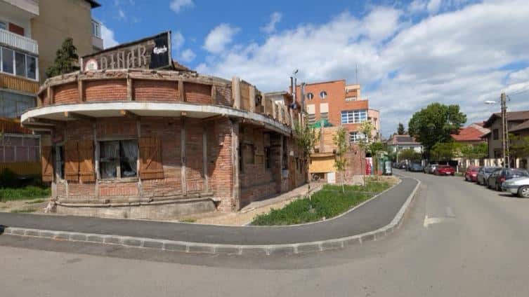 Trotuarul de pe strada Barbu Iscovescu din Timișoara, eliberat după demolarea construcțiilor ilegale ale restaurantului Dinar.