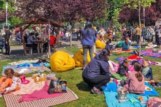 Copii și părinți participând la ateliere creative și spectacole de teatru în aer liber în Parcul Steaua din Timișoara.