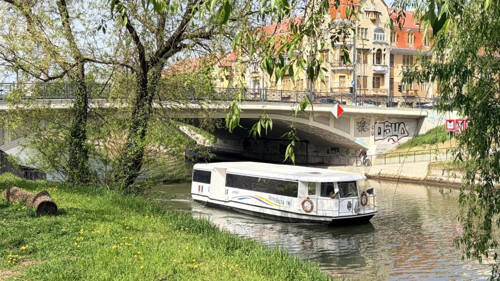 Sportivi participând la Cupa Kaiac-Canoe pe canalul Bega din Timișoara, cu navigația vaporetto suspendată.