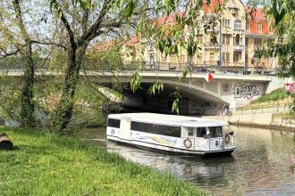 Sportivi participând la Cupa Kaiac-Canoe pe canalul Bega din Timișoara, cu navigația vaporetto suspendată.