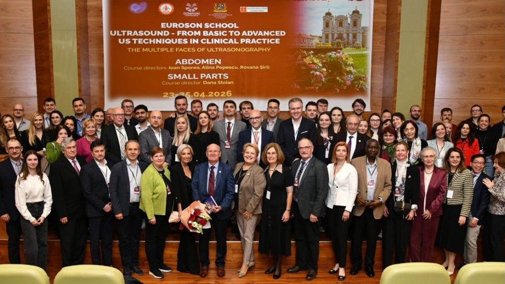 Medici europeni participând la sesiunile practice de ecografie în cadrul Euroson School la UMF Victor Babeș Timișoara.