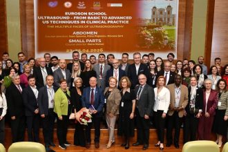 Medici europeni participând la sesiunile practice de ecografie în cadrul Euroson School la UMF Victor Babeș Timișoara.