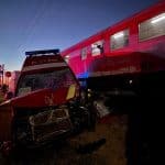 Autospecială SMURD avariată după impactul cu un tren la trecerea la nivel cu calea ferată din Urseni, județul Timiș.