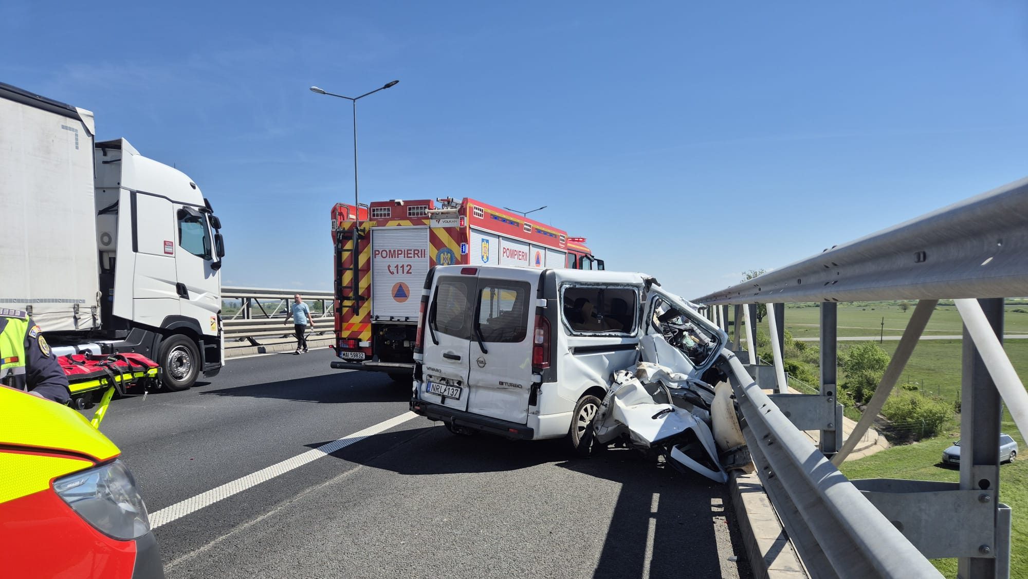Elicopter SMURD aterizat pe autostrada A1 pentru preluarea victimelor unui accident între un microbuz și un TIR.