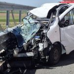 Elicopter SMURD aterizat pe autostrada A1 pentru preluarea victimelor unui accident între un microbuz și un TIR.