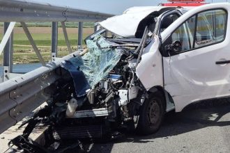 Elicopter SMURD aterizat pe autostrada A1 pentru preluarea victimelor unui accident între un microbuz și un TIR.