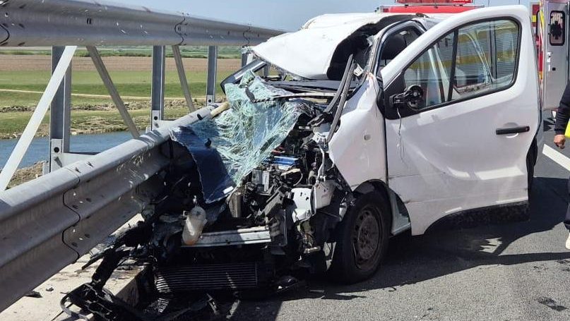 Elicopter SMURD aterizat pe autostrada A1 pentru preluarea victimelor unui accident între un microbuz și un TIR.