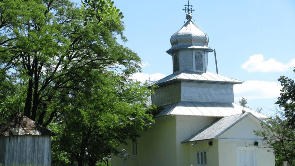 Polițiștii Secției 3 din Timișoara cercetând locul furtului la un lăcaș de cult de pe strada Alexandru Mocioni.