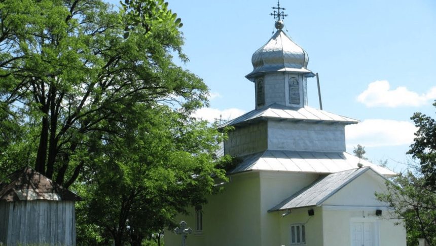 Polițiștii Secției 3 din Timișoara cercetând locul furtului la un lăcaș de cult de pe strada Alexandru Mocioni.