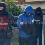 Pungi cu canabis și sume de bani confiscate de procurorii DIICOT Timișoara în urma unui flagrant de trafic de droguri.