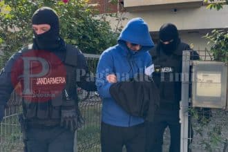 Pungi cu canabis și sume de bani confiscate de procurorii DIICOT Timișoara în urma unui flagrant de trafic de droguri.