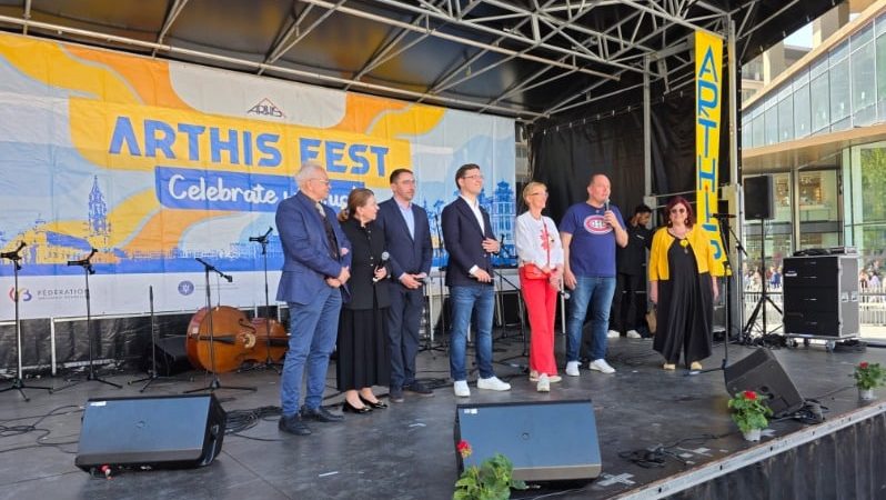 Reprezentanții Consiliului Județean Timiș și Ansamblul Cununa Timișului la standul Banatului din Bruxelles.
