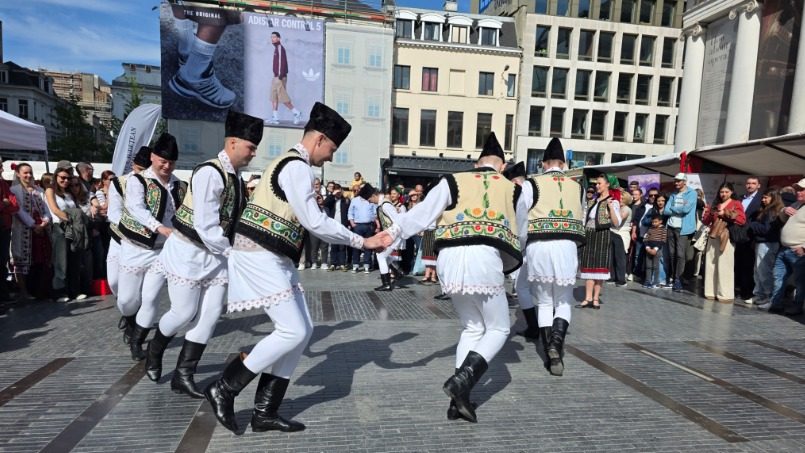 Reprezentanții Consiliului Județean Timiș și Ansamblul Cununa Timișului la standul Banatului din Bruxelles.