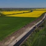 Utilaje de asfaltare pe drumul județean DJ 691, pe tronsonul care traversează localitățile Pișchia și Mașloc.