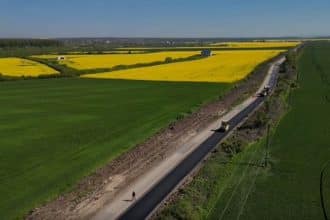 Utilaje de asfaltare pe drumul județean DJ 691, pe tronsonul care traversează localitățile Pișchia și Mașloc.